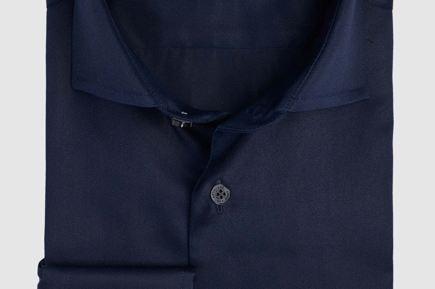 Klassische Passform aus Twill in Marineblau